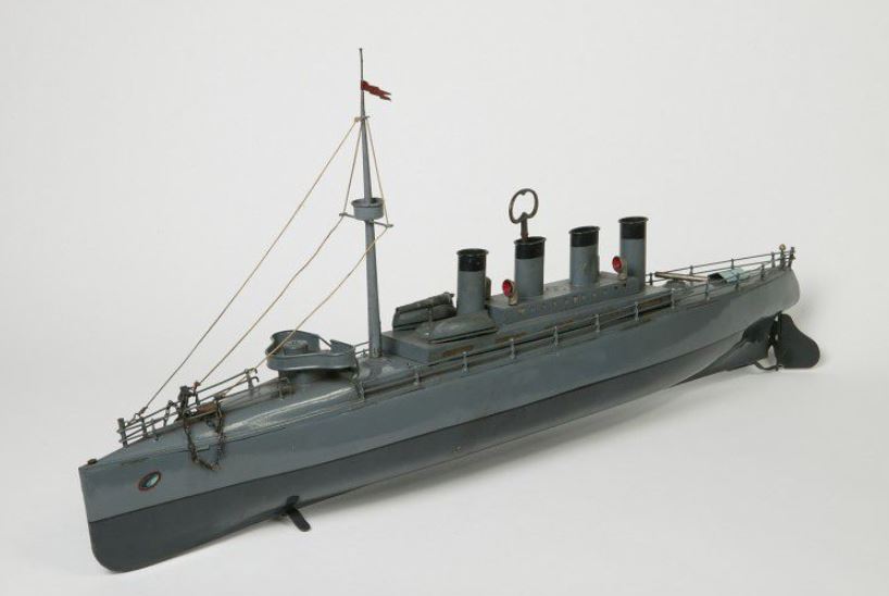 A clockwork torpedo boat made in Germany, c. 1912 1912 http://collections.vam.ac.uk/item/O88439/clockwork-toy-torpedo-gebruder-bing/